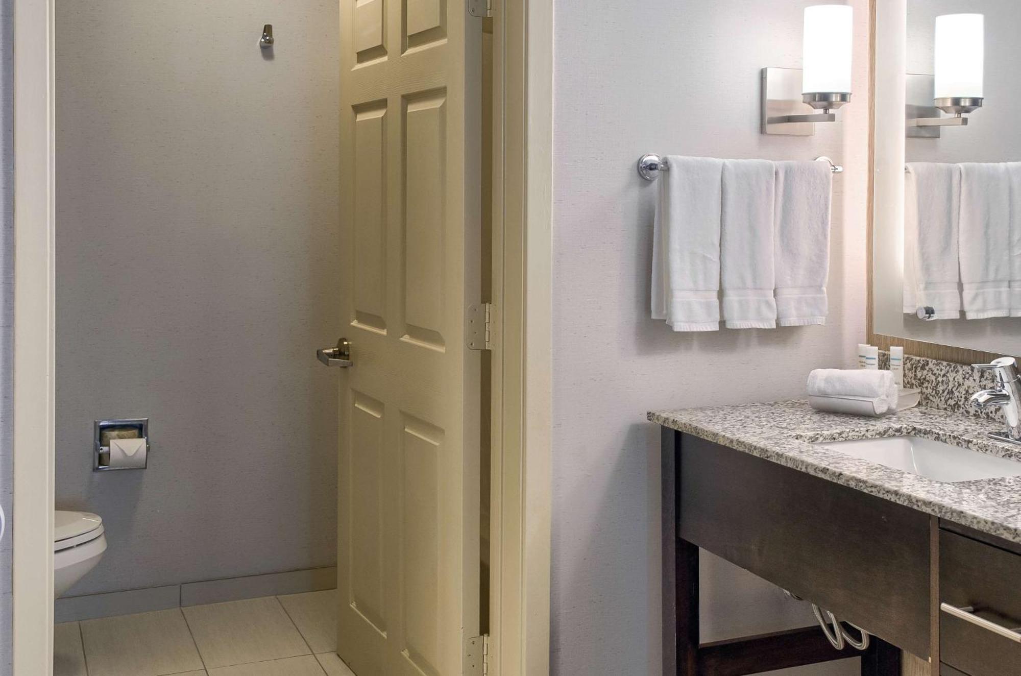 One-Bedroom King Suite - Non-Smoking